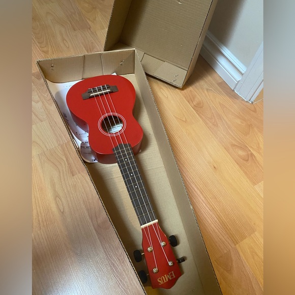 Emu Scarlet Ukulele - Picture 2 of 2